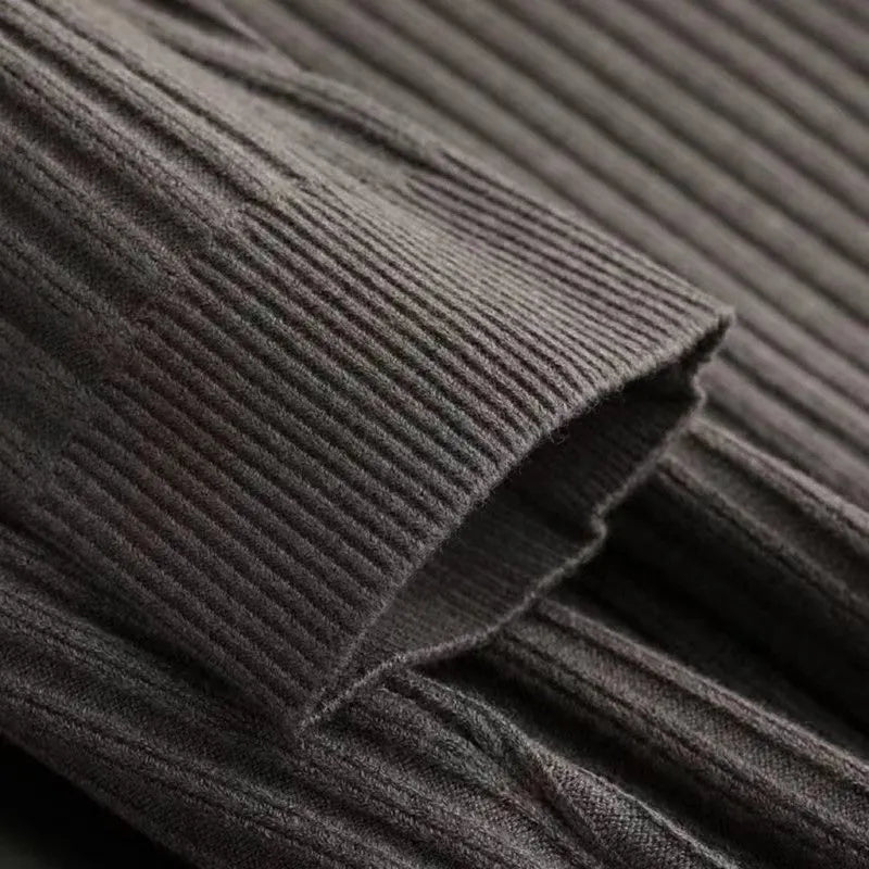 Pull zippé à motif rayé élégant